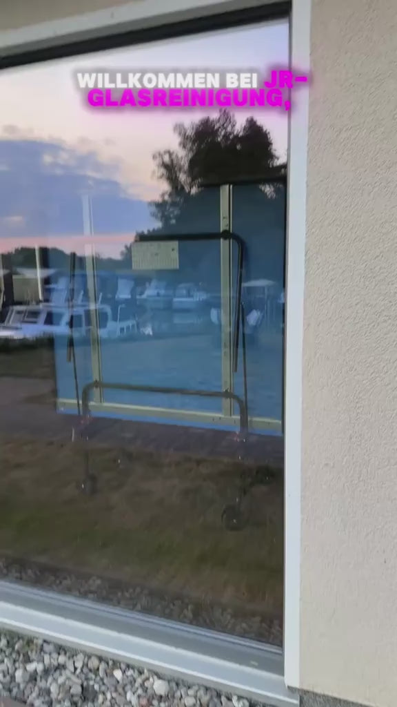 Video laden: Sehen sie selbst, wie JR-Glasreinigung Fenster und Glasflächen streifenfrei sauber macht!